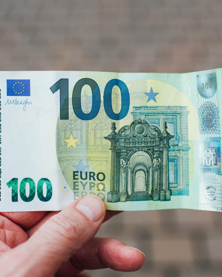 100 €/mēn → Lai profils nekad neizskatās tukšs